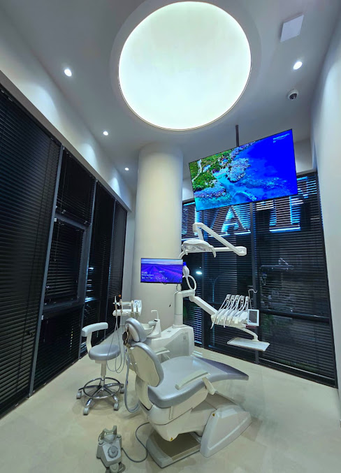 Salla reale e trajtimit në CHARM Dental